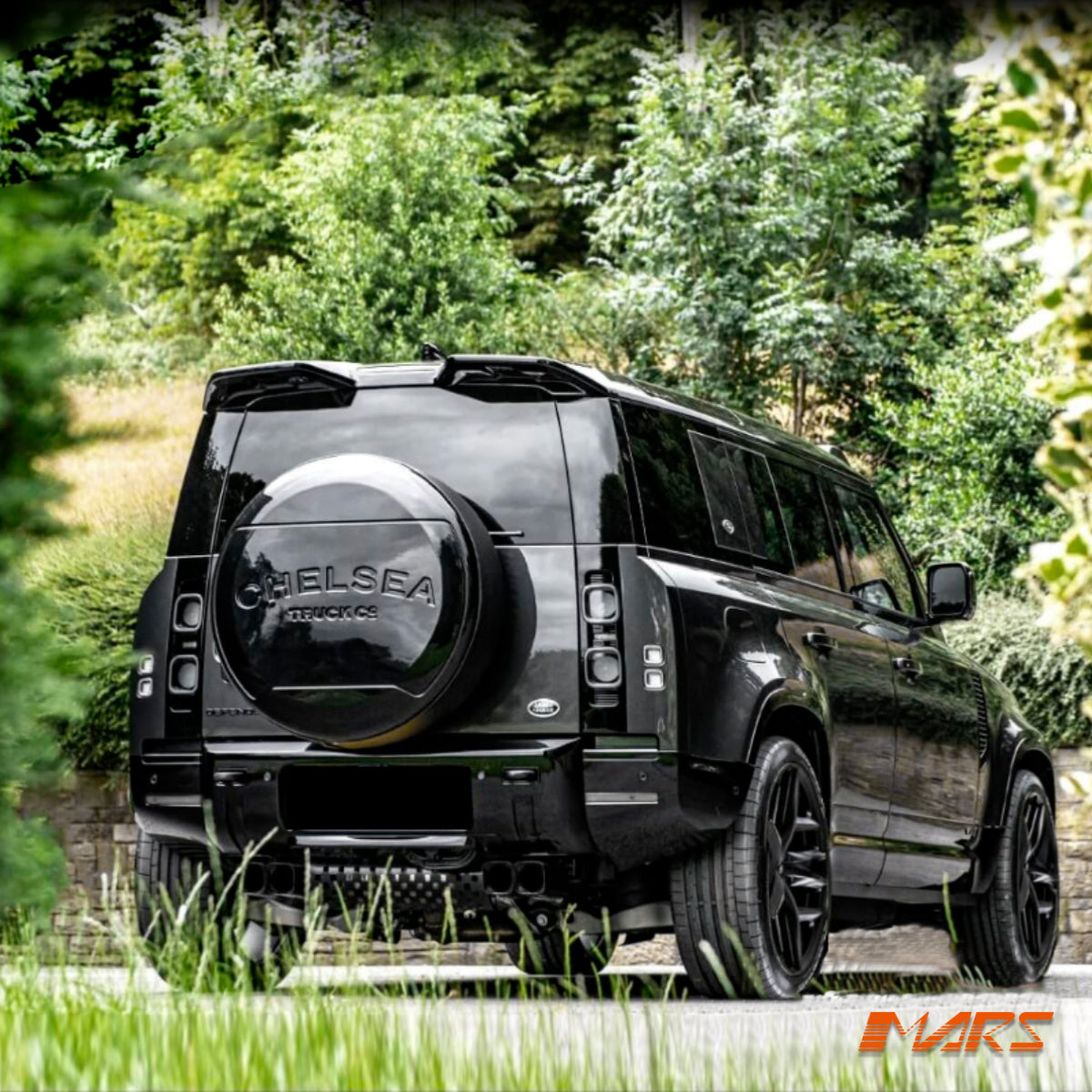 Black Rear Bumper Twin Exhaust Muffler Tips & Garnish Bodykit for Land Rover Defender L663 90 110 130 2020-2025