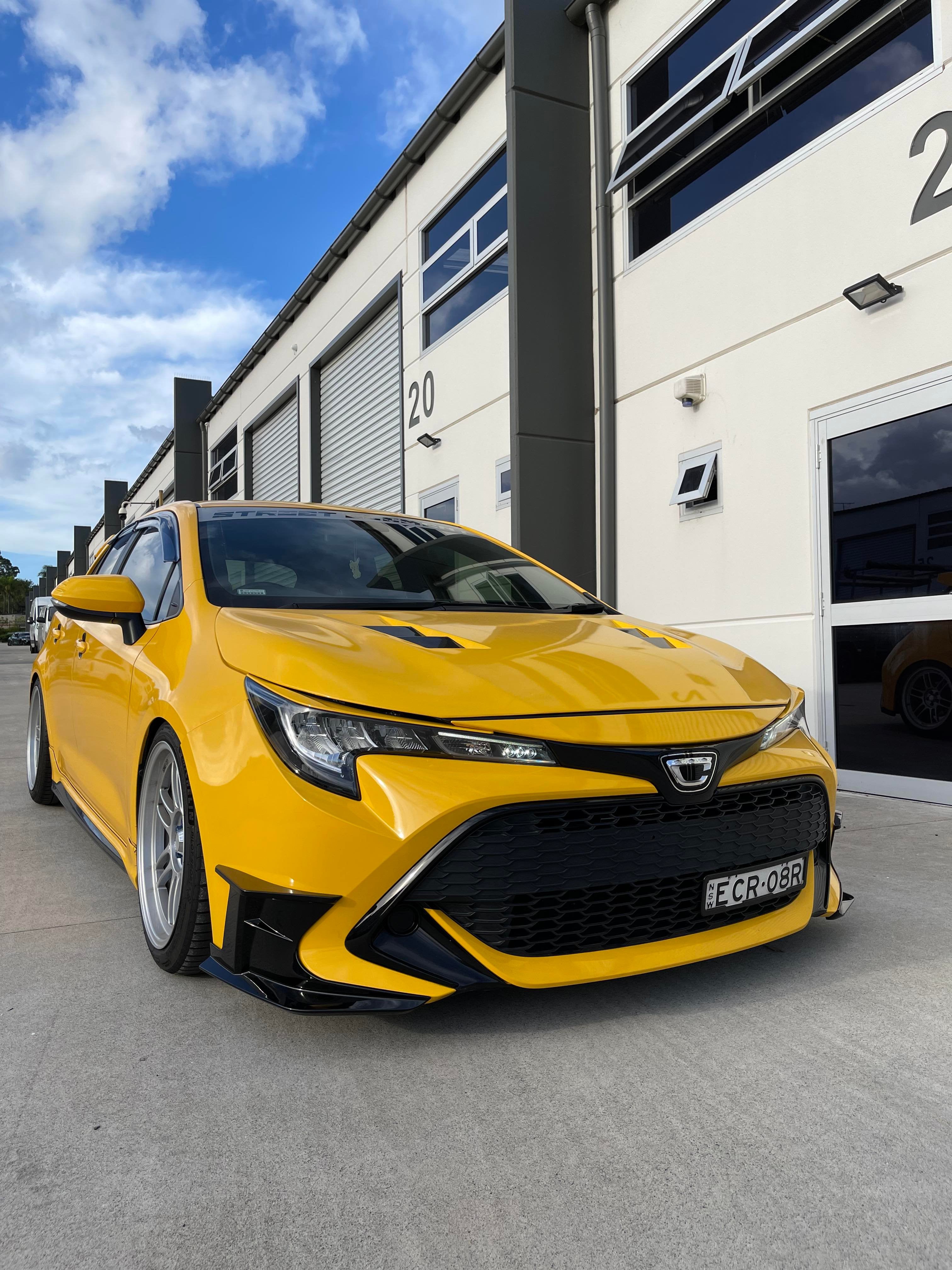 STREET ELEMENT JDM Style Front Grille & Emblem/Badge For 2018-2021 Toyota Corolla E210 [Eclipse Black]